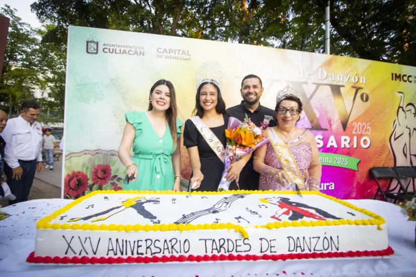 El Dr. Héctor Gutiérrez Sánchez recibió un reconocimiento por su aportación a la difusión del danzón en Culiacán. Foto: IMCC