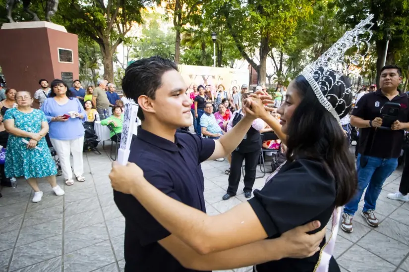 Susan Karime I, nueva soberana del danzón, acompañada por su chambelán, inaugura el primer baile de la noche en la Plazuela Obregón. Foto: IMCC