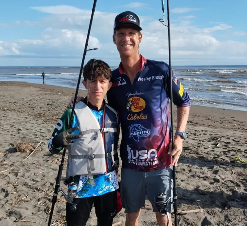 imagen recuadro Tony Cruz Jr. aprovechó su participación en el Panamericano de Pesca en Costa Rica en 2024, para tomarse una foto y platicar con su ídolo, el mejor cazador de gallos, Wesley Brough.