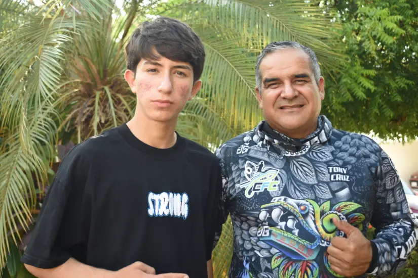 imagen recuadro Tony Cruz Jr. junto a su padre Antonio Cruz, quien lo acompaña a prácticamente todos los eventos de pesca deportiva.