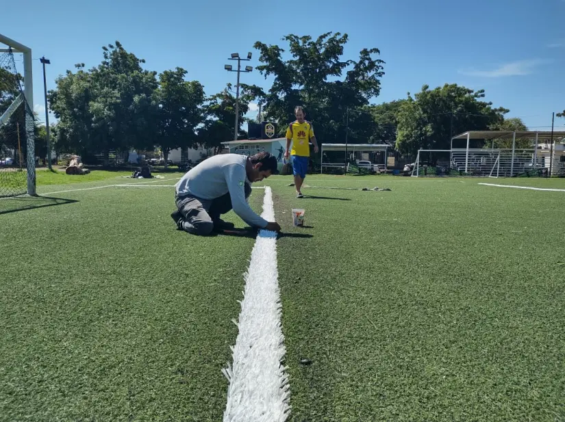 “Malvagol”: fútbol con causa y corazón en el sur de Culiacán. Nuevas porterías, pasto renovado y mucha ilusión: así se transforma la cancha para el Torneo con Causa. Foto: Juan Madrigal