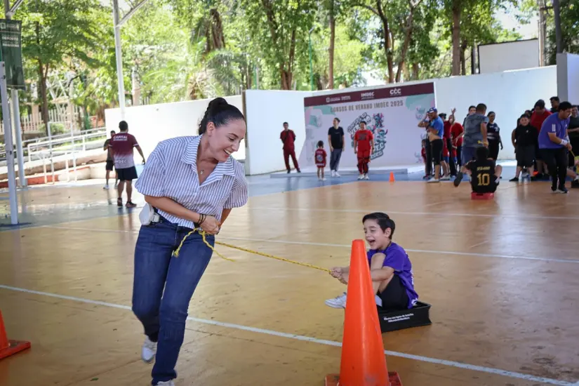 Niñez culiacanense recibe constancias por su participación en Cursos de Verano del IMDEC. Verano activo en Culiacán: IMDEC impulsa el desarrollo infantil con deportes y juegos. Foto: IMDEC