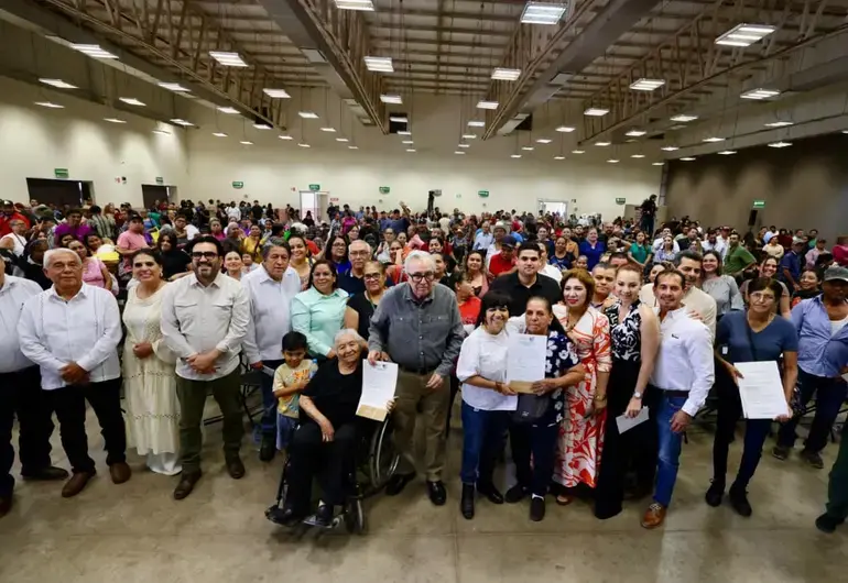 Certeza jurídica patrimonial para más de 25 mil familias en Sinaloa: Gobernador Rocha entrega otros 1,825 títulos de propiedad El evento fue encabezado por el Gobernador. Foto: Gob. de México