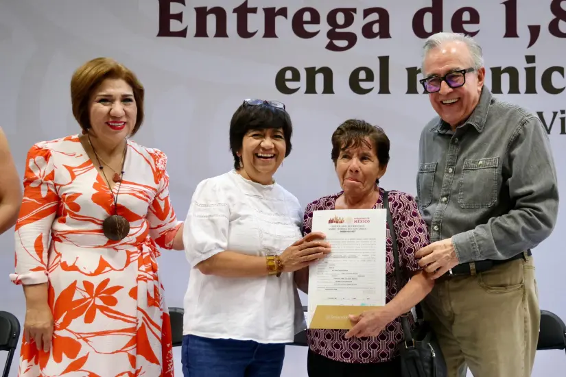 Certeza jurídica patrimonial para más de 25 mil familias en Sinaloa: Gobernador Rocha entrega otros 1,825 títulos de propiedad Se reconoció el trabajo de las dependencias. Foto: Gob. de Sinaloa