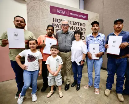 Rocha Moya entrega mil 825 títulos de propiedad en Culiacán