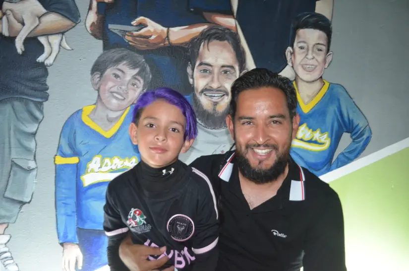 Bladimir Valdez Araiza, fundador de la escuela de futbol Astros FC, junto a sus hijos Dylan Mateo y Brady, niños promesas del balompié Bladimir Valdez Araiza, fundador de la escuela de futbol Astros FC, junto a sus hijos Dylan Mateo y Brady, niños promesas del balompié. Foto: Juan Madrigal