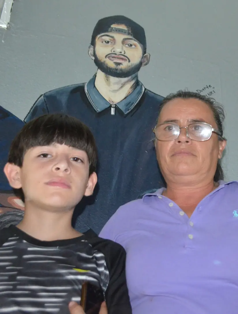 Conmovidos y orgullosos, la mamá y hermano de Justin Paúl Duarte “El Pinky” (QEPD) asistieron a la revelación del mural que honra su memoria. Foto: Juan Madrigal Conmovidos y orgullosos, la mamá y hermano de Justin Paúl Duarte “El Pinky” (QEPD) asistieron a la revelación del mural que honra su memoria.