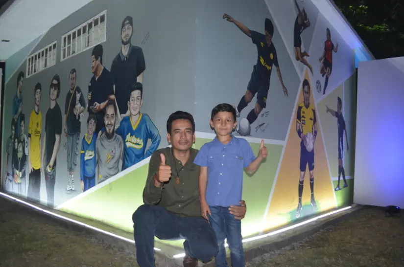 Demetrio Estrella, artista del mural, fue reconocido por plasmar con sensibilidad la historia viva de la colonia en una obra que trasciende el tiempo. Demetrio Estrella, artista del mural, fue reconocido por plasmar con sensibilidad la historia viva de la colonia en una obra que trasciende el tiempo. Foto: Juan Madrigal
