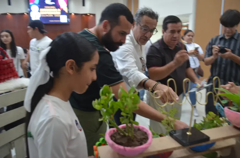 Con sus manos pequeñas y grandes ideas, crean macetas que cuidan la Tierra. Con sus manos pequeñas y grandes ideas, crean macetas que cuidan la Tierra. Foto: Juan Madrigal