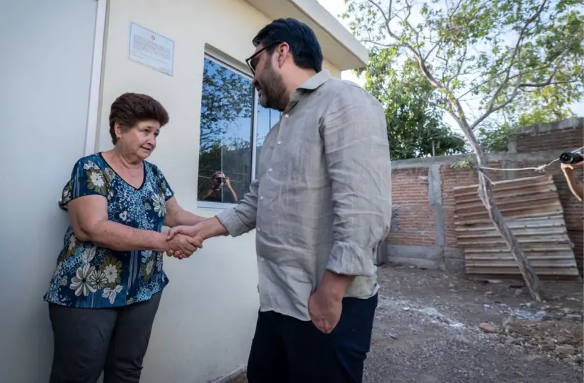 Un techo digno, una nueva historia: Sofía Salomón Medina y su familia estrenan casa en Culiacán. María de los Ángeles deja atrás las lluvias y abraza la tranquilidad de un hogar digno. Foto: Ayuntamiento de Culiacán