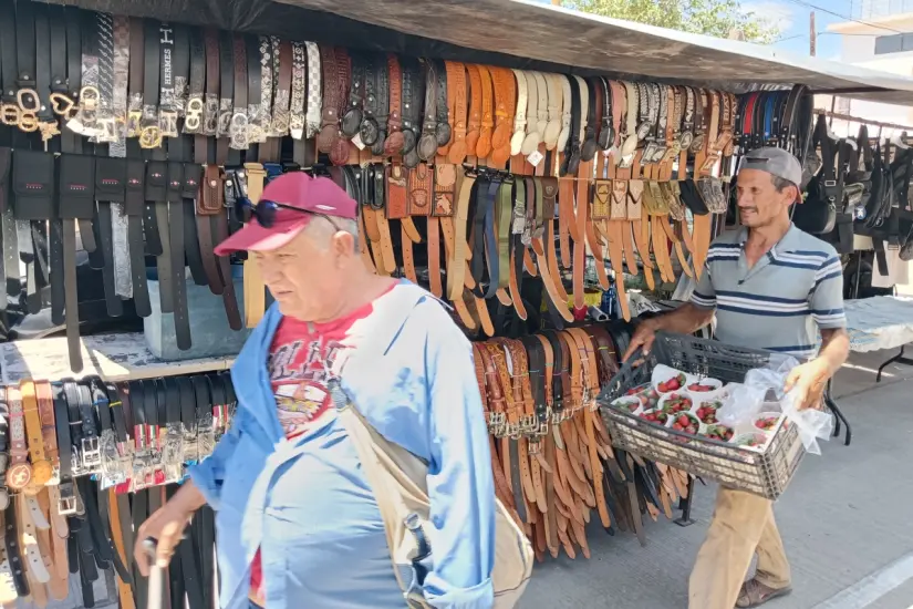 Don Álvaro, quien tiene dos décadas vendiendo en los tianguis de la ciudad, ofrece artículos de piel.
