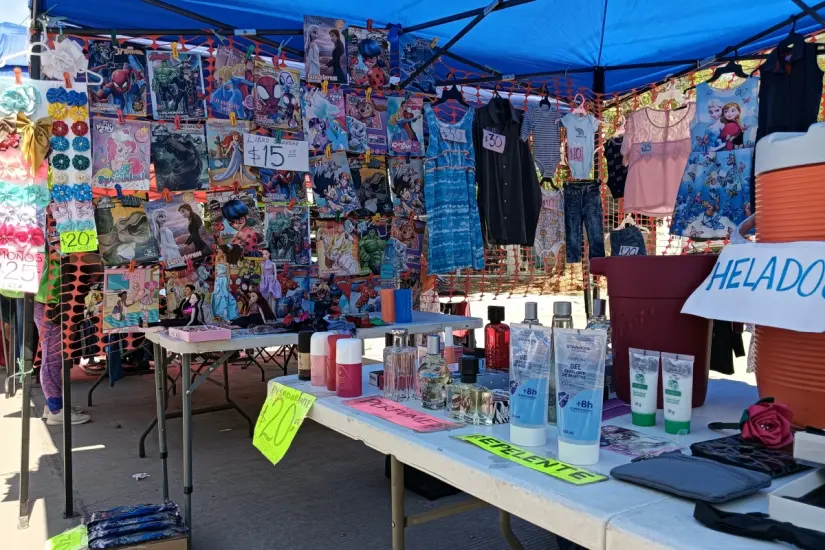 Doña Cristina vende, desde hace 10 años, ropa de segunda mano y algunos juguetes en el Tianguis Felipe Ángeles.