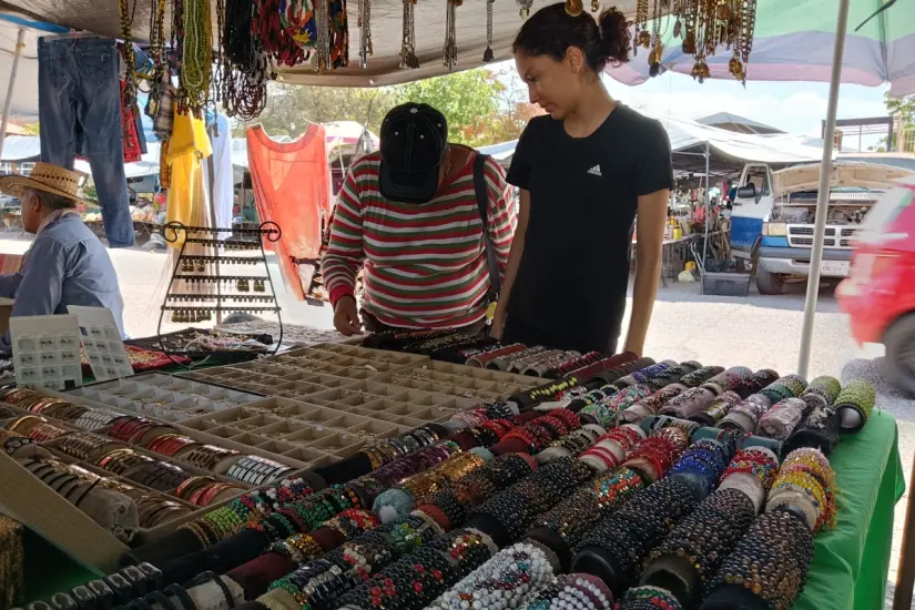Joyería de metal y pulseras artesanales vende Martín López cada lunes en el Tianguis Felipe Ángeles. 