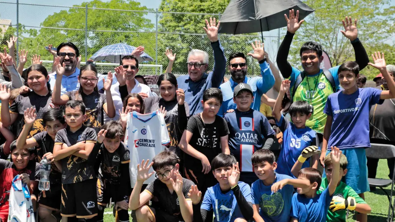 También inauguraron una cancha deportiva de futbol en Culiacán. Foto: Gob. de Sinaloa