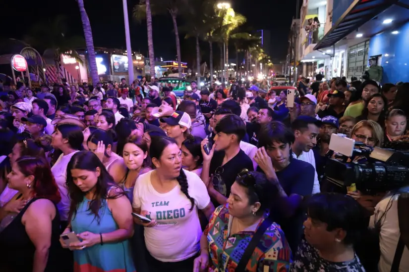 Decenas de personas se reunieron para ser testigos de la Inauguración del restaurante. Foto: Noroeste Decenas de personas se reunieron para ser testigos de la Inauguración del restaurante. Foto: Noroeste