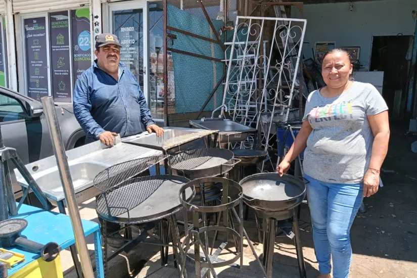 imagen recuadro Juan Carlos Domínguez y Mariana Reynoso realizan algunos artículos como asadores y discos para freír o parrillas para su venta. Los encuentras por el bulevar Las Torres, casi esquina con Hilario Medina.