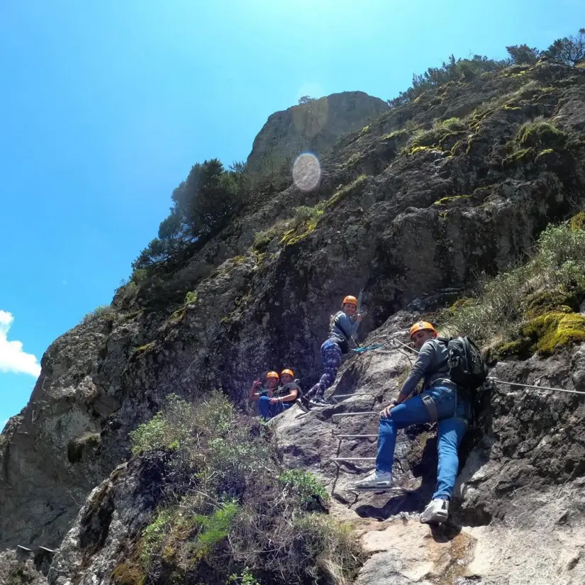 imagen recuadro Escalamiento en la Vía Ferrata Foto: psic.sergioguevara y anaid.vega1 (Instagram)
