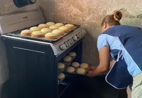 Disparos las sacaron, pero el pan las trajo de vuelta: el renacer de las mujeres desplazadas en San Ignacio, Sinaloa