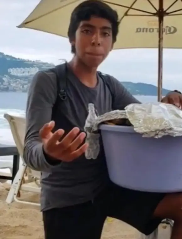 Francisco Ramírez (Paco el de las empanadas) en Acapulco vendiendo empanadas. Foto: cortesía Francisco Ramírez (Paco el de las empanadas) en Acapulco vendiendo empanadas. Foto: cortesía.