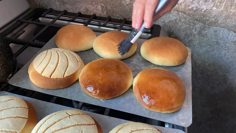 El último toque que le da Paula a su pan, para después irlo a vender en San Ignacio. El último toque que le da Paula a su pan, para después irlo a vender en San Ignacio.