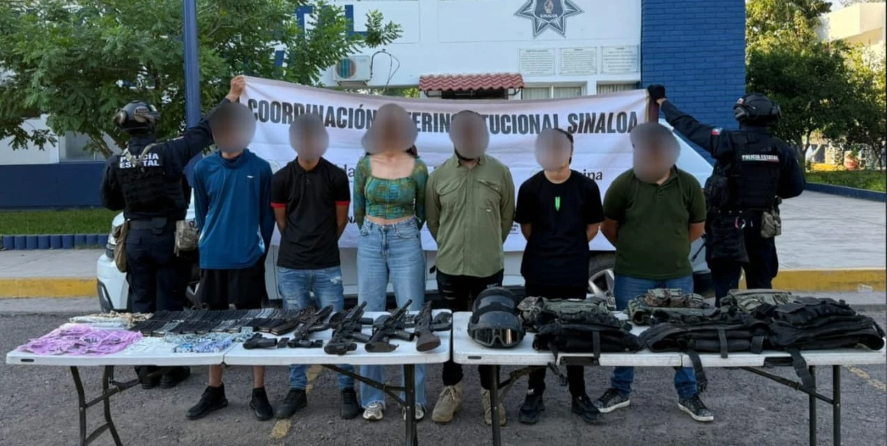 Fuerzas de seguridad aseguraron un arsenal, droga y vehículos en Culiacán; entre los seis detenidos hay una mujer y tres menores.