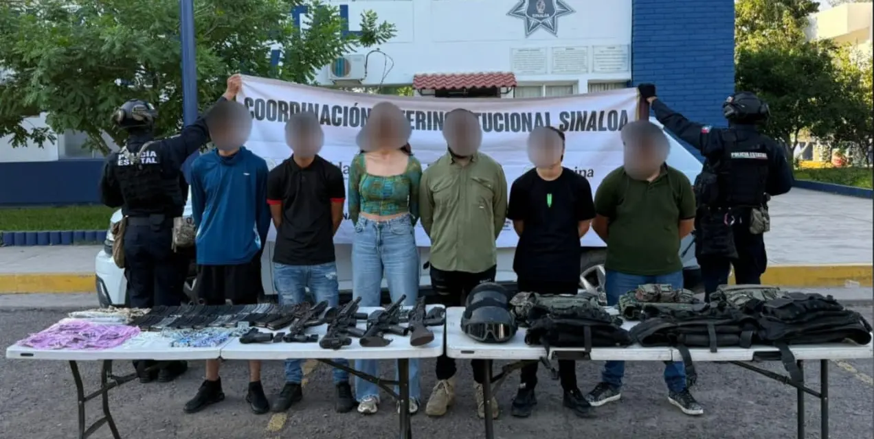 Fuerzas de seguridad aseguraron un arsenal, droga y vehículos en Culiacán; entre los seis detenidos hay una mujer y tres menores.
