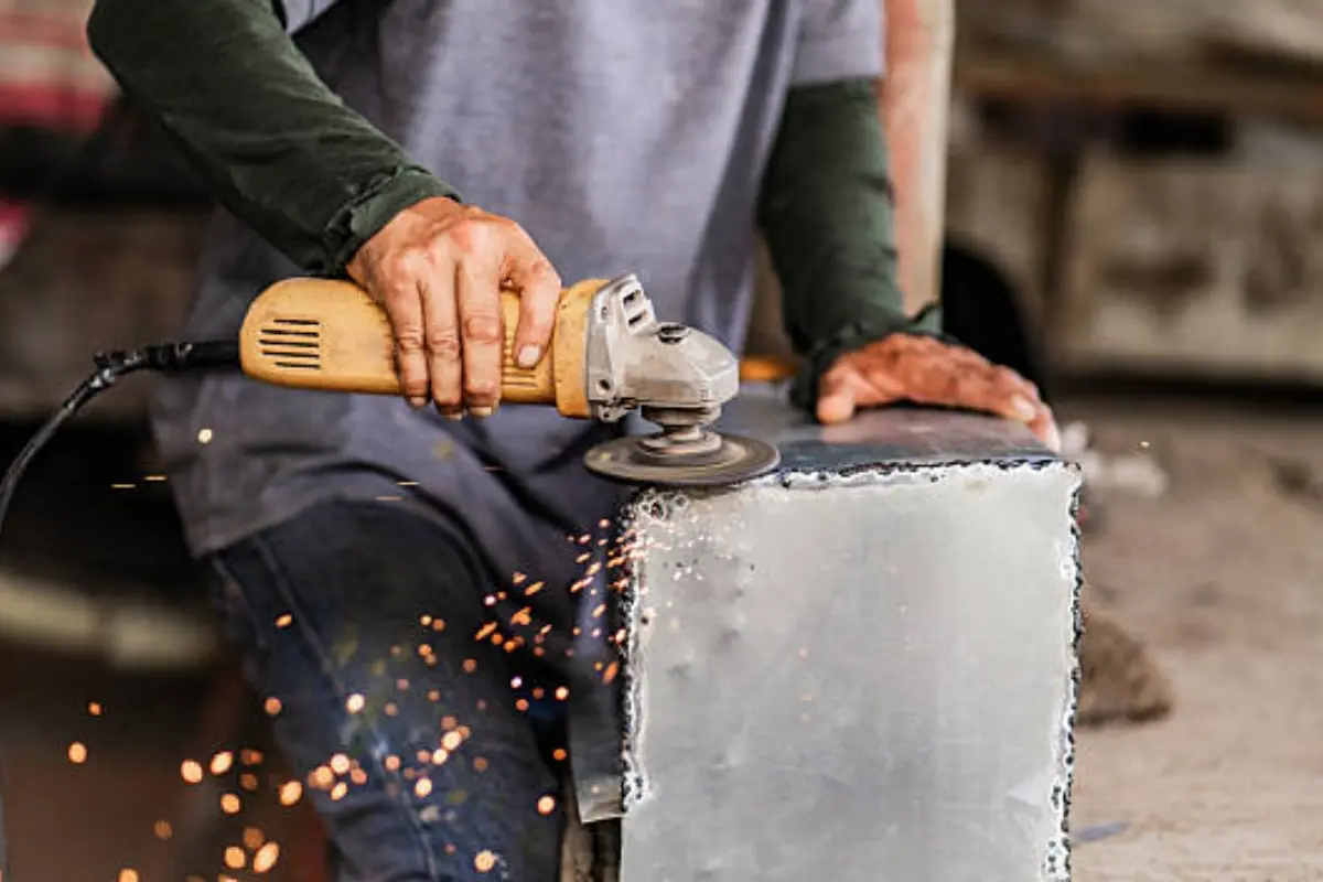 Durante el primer trimestre 2025, el sector secundario (industria, construcción y manufactura) creció ligeramente, alcanzando el 20.5% del total de la población ocupada, con 295 mil personas empleadas en Sinaloa, de acuerdo con INEGI.