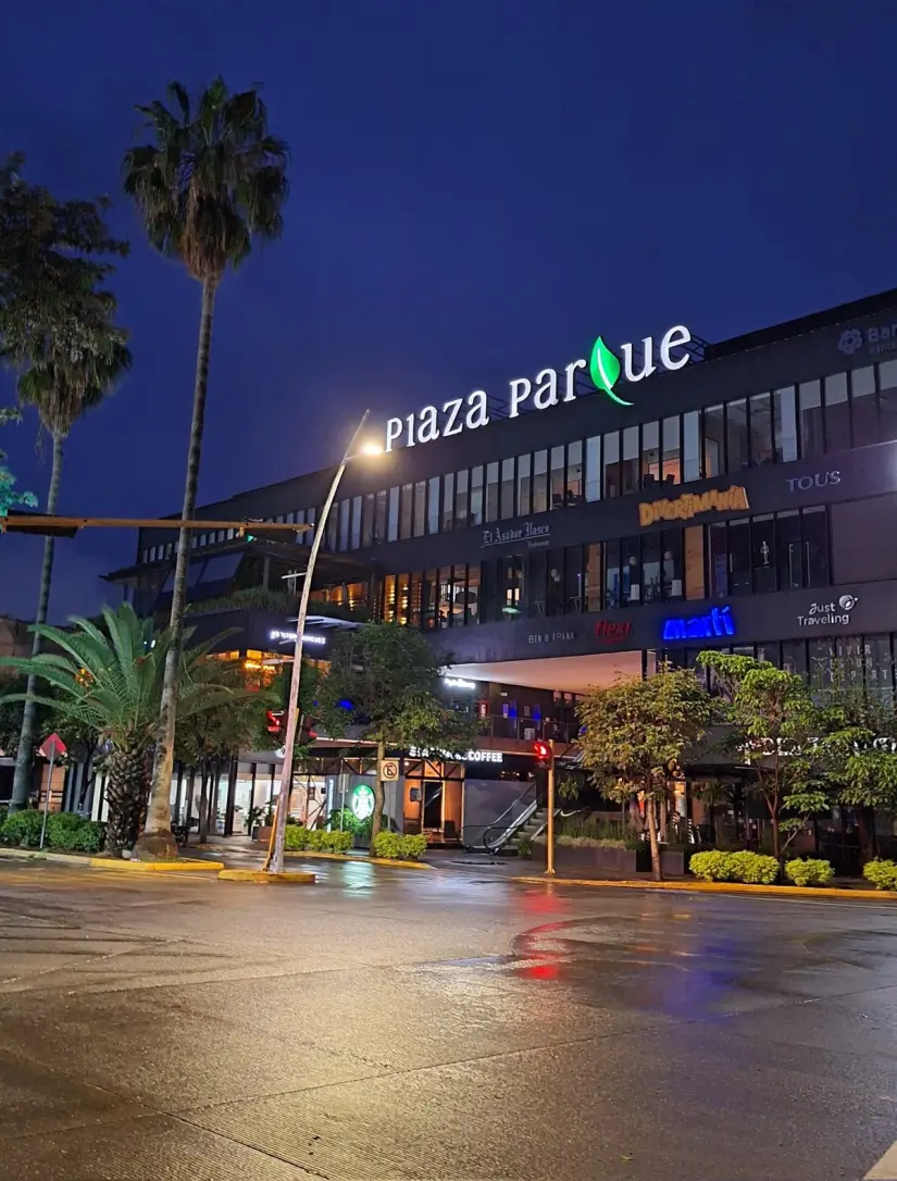 Vista del exterior de Plaza Parque en Oaxaca con tiendas exclusivas Foto: @HdezPinelo43275 (X)