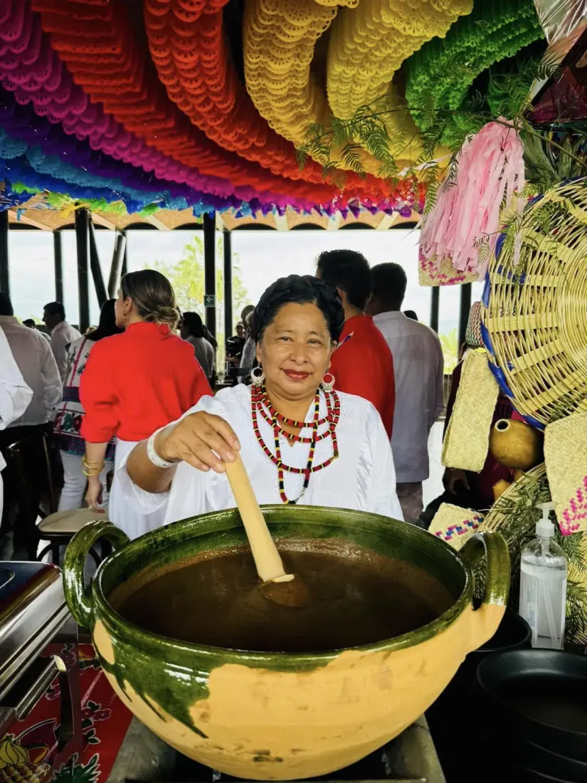 imagen recuadro Como parte de las actividades de la Guelaguetza 2025 se conmemora el Festival de los Moles uno de los eventos importantes de Oaxaca Foto: El Escapulario (Facebook)