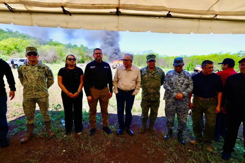 Encabeza el gobernador Rocha acto de incineración de narcóticos y destrucción de objetos del delito Se destruyó grandes cantidades de narcóticos y material ilegal. Foto: Gob. de Sinaloa