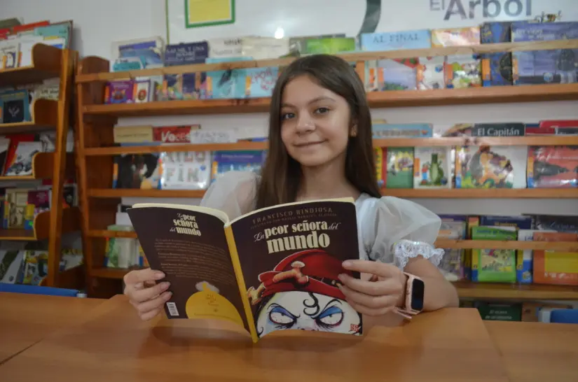Voz de niña, fuerza de cambio: Osmara Monserrath toca almas con cuentos y propuestas que invitan a la reflexión y la acción.  Foto: Juan Madrigal