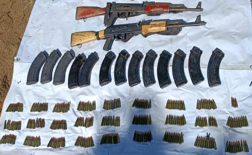 Cuatro detenidos en Culiacán tras persecución y enfrentamiento Las armas y municiones fueron aseguradas y puestas a disposición del Ministerio Público. Foto: SSPC