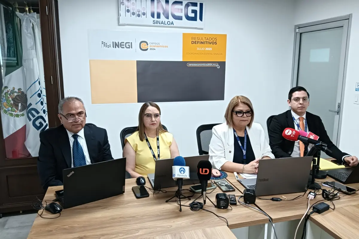 Leonor Scott Molina, coordinadora estatal de INEGI en Sinaloa (segunda de derecha a izquierda), encabezó la presentación de los resultados definitivos de los Censos Económicos.