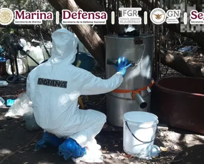 Marina neutraliza dos narcolaboratorios y decomisa 4.9 toneladas de metanfetamina en Sinaloa