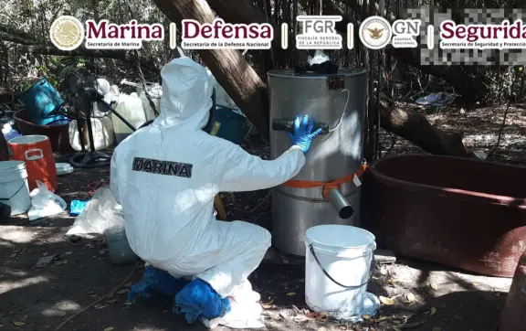 Marina neutraliza dos narcolaboratorios y decomisa 4.9 toneladas de metanfetamina en Sinaloa