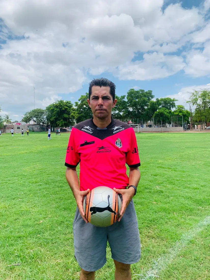 Pasión entre dos campos. Ingeniero agrónomo de día y árbitro por vocación, Israel combina el trabajo en los cultivos con su amor por el futbol.