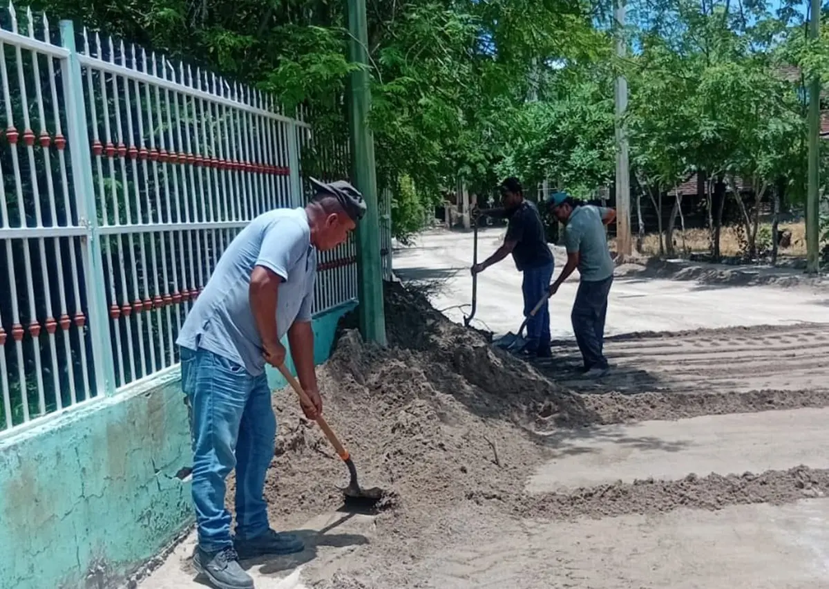 Desde el 18 de junio, el área de Aseo y Limpia ha trabajado en la remoción de tierra y arena acumuladas por las lluvias en diversas calles de San Ignacio, sumando ya más de 580 toneladas retiradas.
