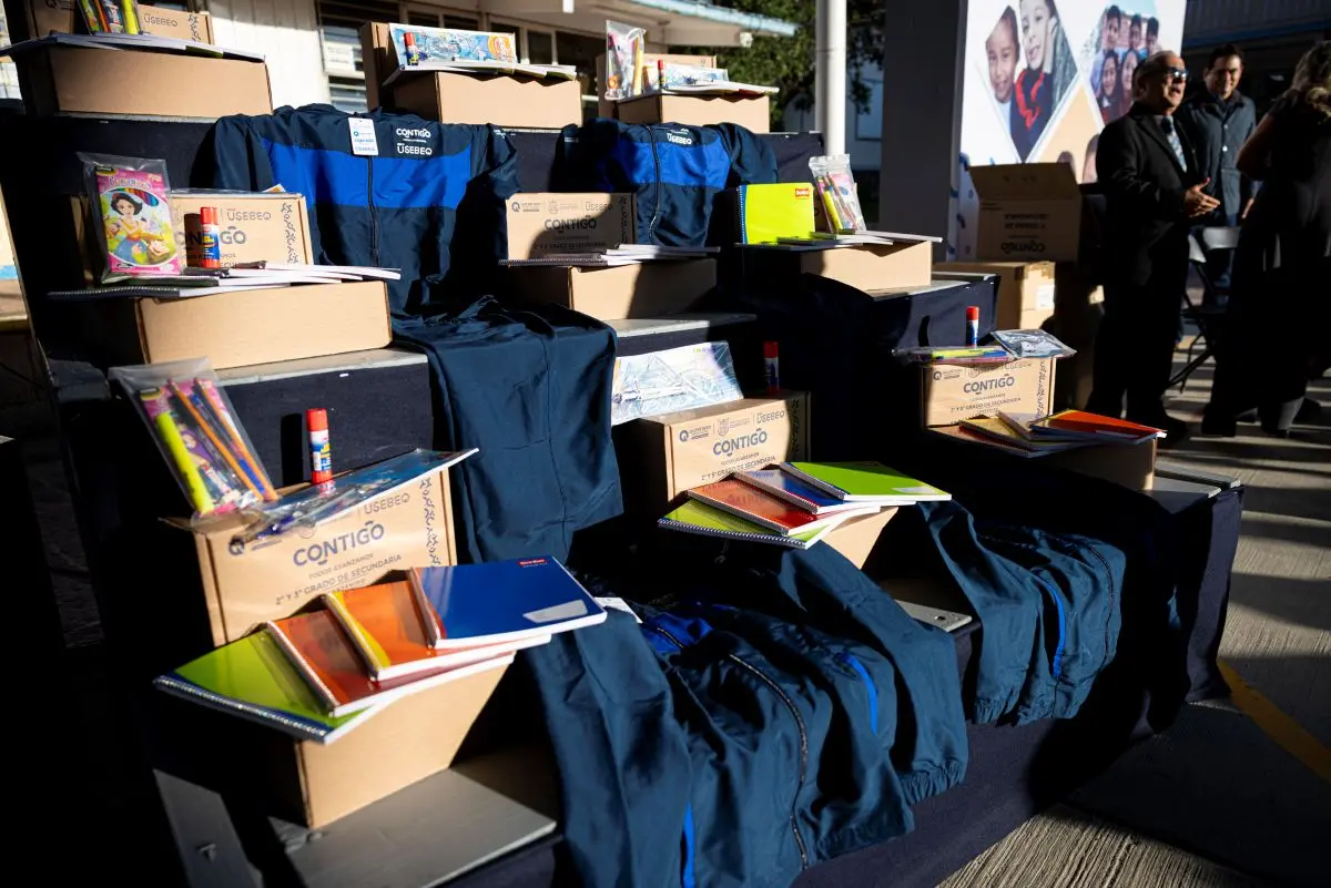 Anuncian la entrega de útiles escolares y uniformes en Querétaro. Foto: Cortesía