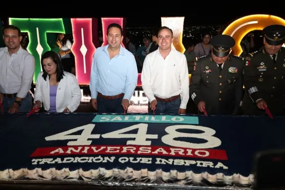 Un enorme pastel para festejar los 448 años de Saltillo. 