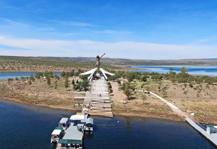 Llega en lancha a la isla donde está el Cristo Roto. Foto: cortesía Llega en lancha a la isla donde está el Cristo Roto. Foto: cortesía.