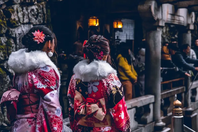 Mujeres usando un kimono. Foto. Pixabay.