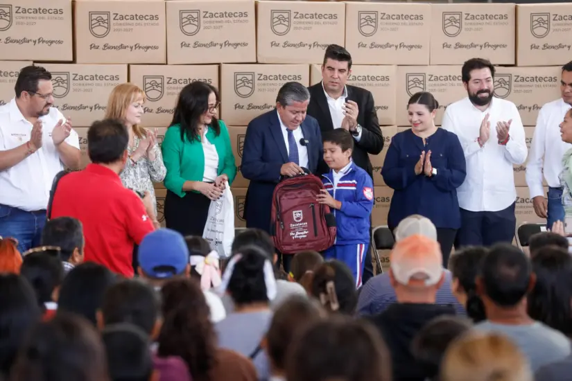 Aspectos de la entrega de útiles escolares del año pasado, encabezada por el gobernador, David Monrreal. Foto: Cortesía