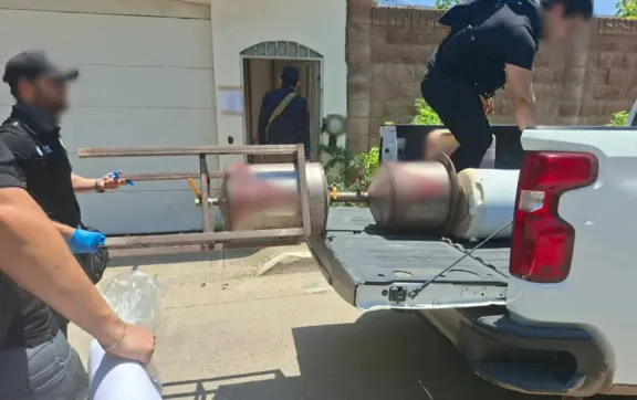 Aseguran 200 litros de metanfetamina durante cateo en Culiacán; un golpe al narco por 54 millones de pesos