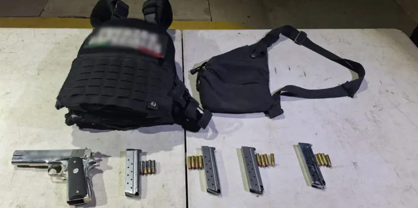 Aseguran 200 litros de metanfetamina durante cateo en Culiacán con valor de 54 mdp Un hombre fue detenido con un arma y un chaleco táctico en Culiacán. Foto: SSPC