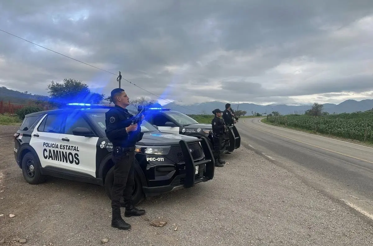Elementos de seguridad protegiendo a automovilistas.