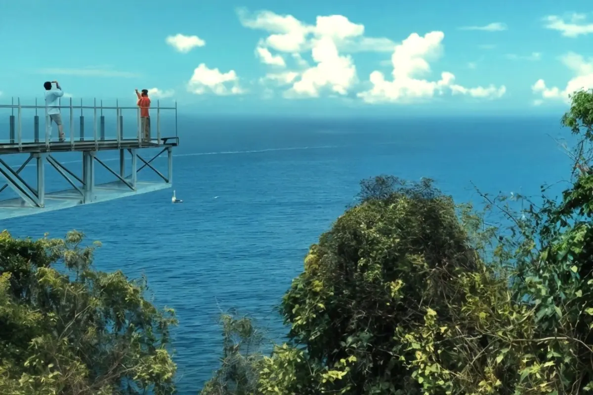 Turistas sobre el mirador de cristal en Mazatlán. Imágenes de Pablo Jossmar Reyes Martínez