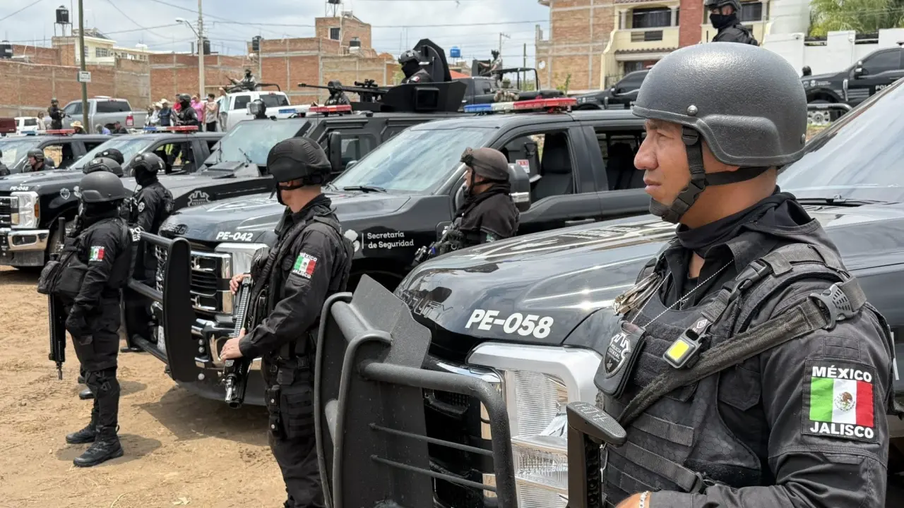 Policías brindan seguridad a la población.