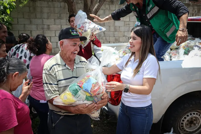 Irma Nidya Gasca entrega despensas y escucha a familias de Josefa Ortiz y Aquiles Serdán.