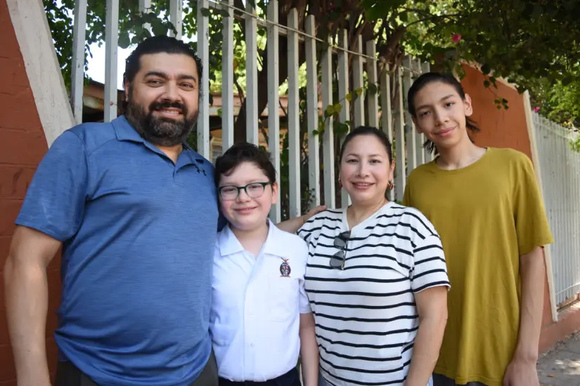 imagen recuadro Adrik Arrambi Guerrero, desde pequeño, ha demostrado preocupación por los demás y una inclinación natural por ayudar. Aquí, junto a sus padres Marcial y Mirna Marisol, y su hermano.