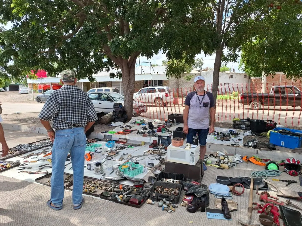 Antonio Rafael Ponce vende herramienta y accesorios en el tianguis de Villa Juárez